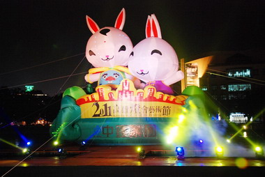 高雄岡山河堤公園花火美不勝收(圖)