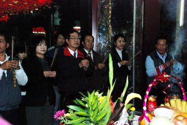 李朝卿至陳府將軍廟和鄉親歡度元宵節(圖)