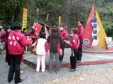 水里消防隊在遊樂景點防火宣導(圖)