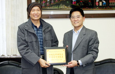 台東副縣長賴順賢將離職縣府頒感謝獎牌(圖)