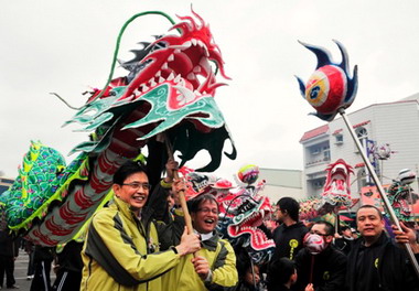 苗栗火旁龍 越炸越旺(圖)