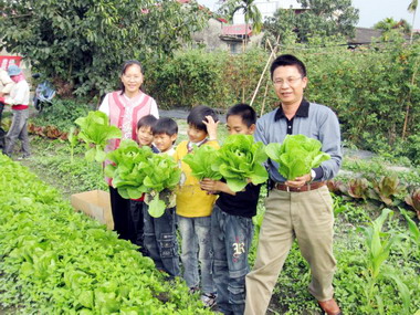 屏東高樹元氣館安親學童種菜賺課輔基金(圖)