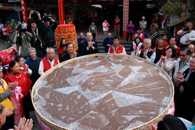 投慶全國客家日 千斤大甜粄揭粄亮相(圖)