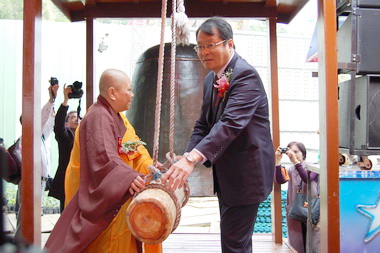 萬佛寺今天舉行新建大雄寶殿龍柱定位(圖)