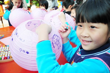 嘉縣綵繪燈籠迎接元宵節到來(圖)