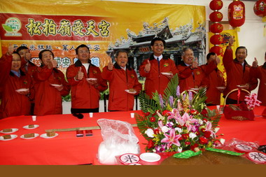 慶元宵  受天宮萬斤米糕桃  萬人吃平安(圖)