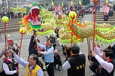 苗栗火旁龍 百節長龍率先亮相豋場(圖)