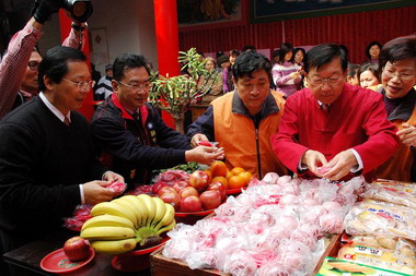 新埔慶天穿 百人搓湯圓(圖)