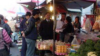 檢察官率同員警及衛生人員稽查市場年貨(圖)