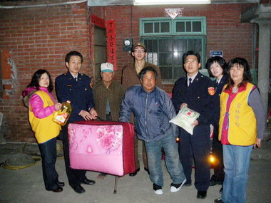 新光派出所與志工救助弱勢家庭(圖)