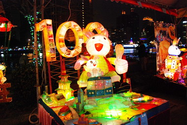 陳菊難抵燈會煙火誘惑元宵節二度欣賞(圖)