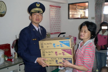 台中警方關懷偷藥貧童家庭(圖)