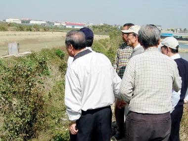 漁業署官員赴路竹區瞭解魚塭寒害(圖)