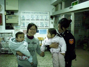 三歲迷童寒冬街頭找爸爸 士林警花扮保母(圖)