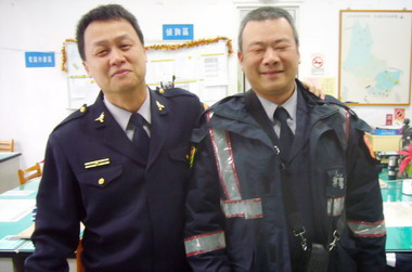 酒後躁鬱症發作引火燃燒員警及時制止(圖)