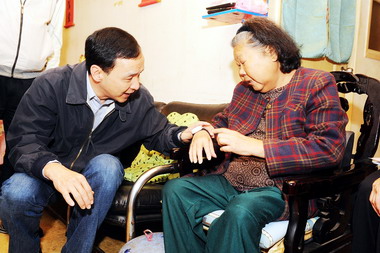 朱立倫訪視護理之家瞭解機構照護情形(圖)