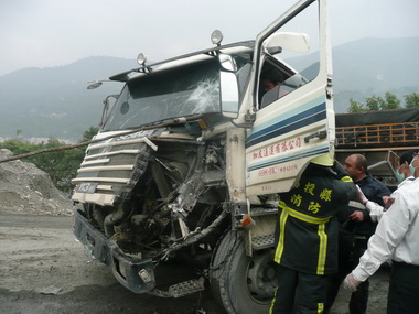 水里消防隊執行砂石車車禍救助(圖)