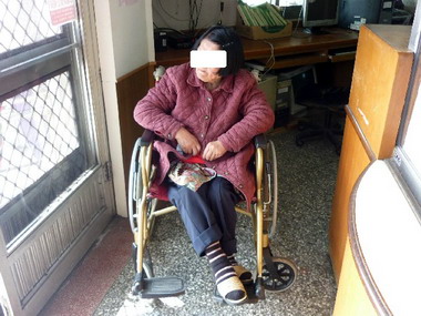 久病老婦遭夫棄置路邊 警熱心護送回家(圖)