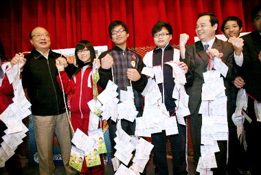四張犁國中師生共同宣示反霸凌(圖)