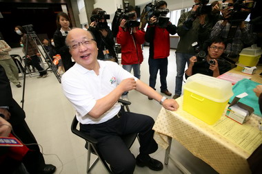 胡志強帶頭接種流感疫苗(圖)