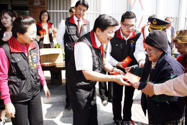 花蓮縣長至秀林鄉公所發送開運福袋(圖)