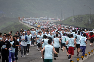 金石馬拉松賽鳴槍 萬人起跑(圖)