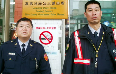 5歲男童貪玩迷路羅東員警協助找家人(圖)