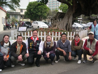 俄羅斯志工彩繪立功社區榕樹四周圍牆(圖)