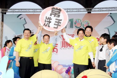 賴清德帶領學童打擊傳染病常洗手五步驟(圖)