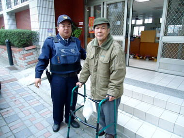8旬老翁忘了回家路 警助返家(圖)