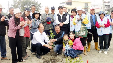 虎尾鎮長就職周年號召志工植樹深耕虎尾(圖)