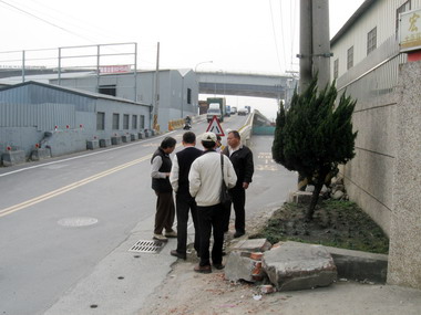 大衛路通往大衛橋 路口狹窄險象環生(圖)