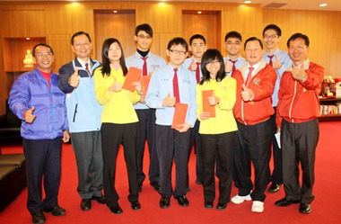 表揚「鮭魚回流」計畫學測成績優異學生(圖)