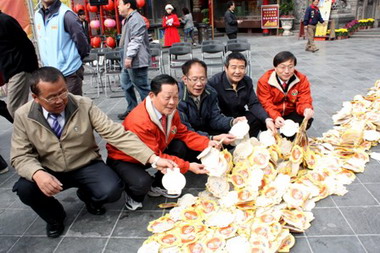 臺灣燈會20餘萬張祈福卡在龍鳳宮舉行祈福(圖)