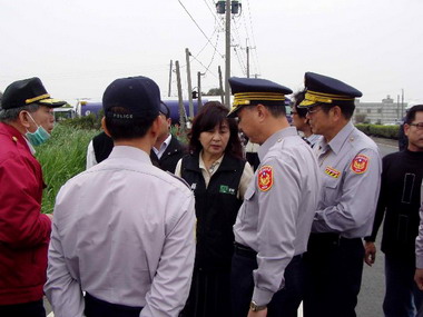 虎尾警分局元長分駐所發生載運之油罐車翻覆交通事故(圖)