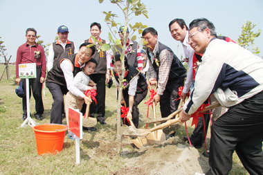 彰化伸港辦植樹活動(圖)