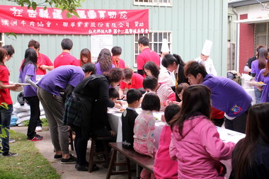 大學生烹飪愛心與育幼院孩童歡度兒童節(圖)