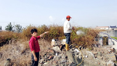 屏東新園分隊執行公墓除草警戒(圖)