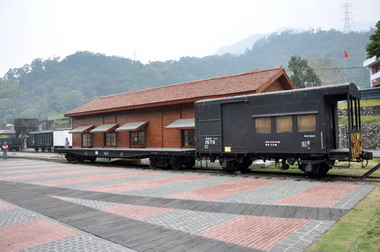 鐵路舊式運材平台車變為表演舞台(圖)