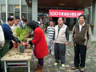 南投林管處水里工作站發放苗木(圖)