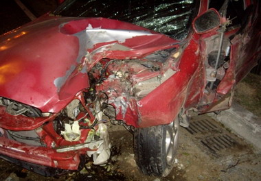 酒後駕車 醉不該 撞斷路樹 車毀人傷(圖)