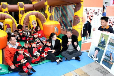 冠軍建材兒童節前贈送伊甸弱勢兒童書籍(圖)