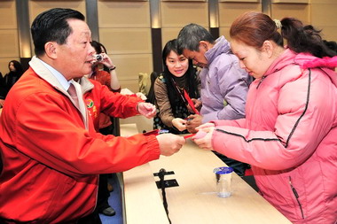 旺旺文教基金會捐助苗栗貧困家庭度過難關(圖)