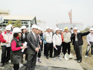 高雄市議員勘查中油油槽區漏油砲聲隆隆(圖)