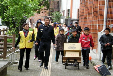 「送愛進山區」  頭份警分局愛心不落人後(圖)