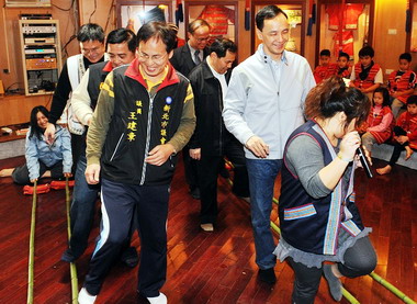 朱立倫視察達觀國中小新建校舍工程(圖)