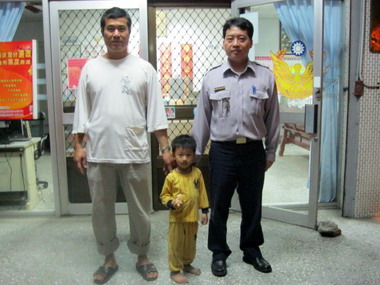 走失幼童忘回家路   警幫其返家(圖)