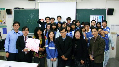 日本教授來台教學明道中學獻卡片震災祈福(圖)