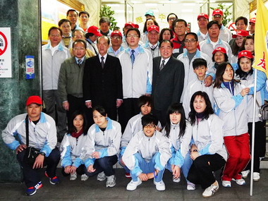 張通榮授旗原住民運動會代表選手(圖)