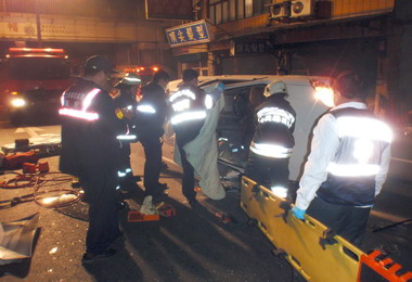 竹山雲林國小天橋下車禍消防隊搶救(圖)